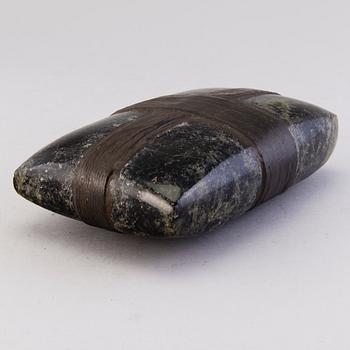 MINNA TUOMINEN, kiviveistos, signeerattu ja päivätty -11.