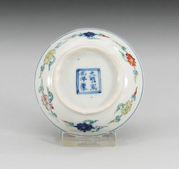 A doucai dish, Qing dynasty with Chenghua´s six characters mark.