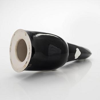 Pauli Vuorisalo, veistos, posliinia, signeerattu PV, 7/-90 Arabia Finland.