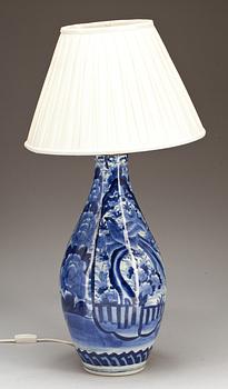 BORDSLAMPA, porslin, Japan, 1900-talets första hälft.