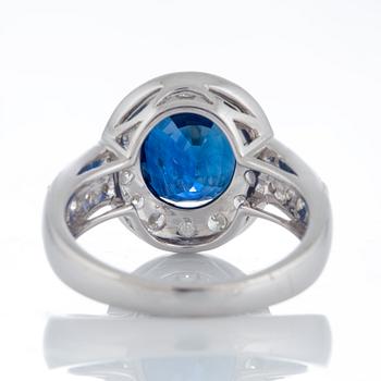 Ring med en fasettslipad safir 4.99 ct enligt uppgift och runda briljantslipade diamanter.