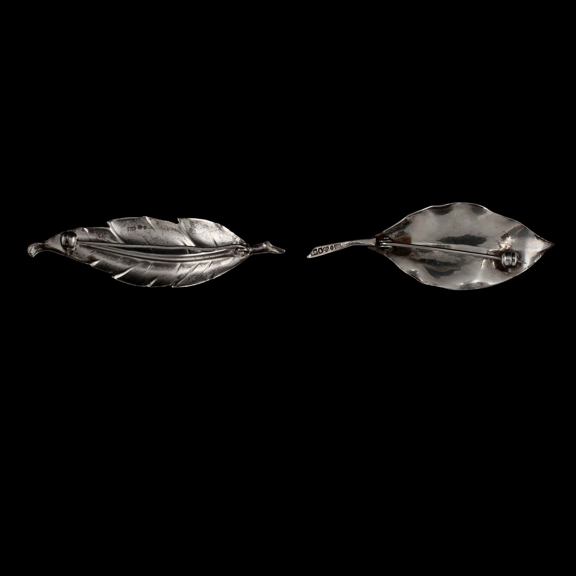 BROSCHER, 2 st, silver, delvis Georg Kaplan, Stockholm, 1965. Vikt 8 g.