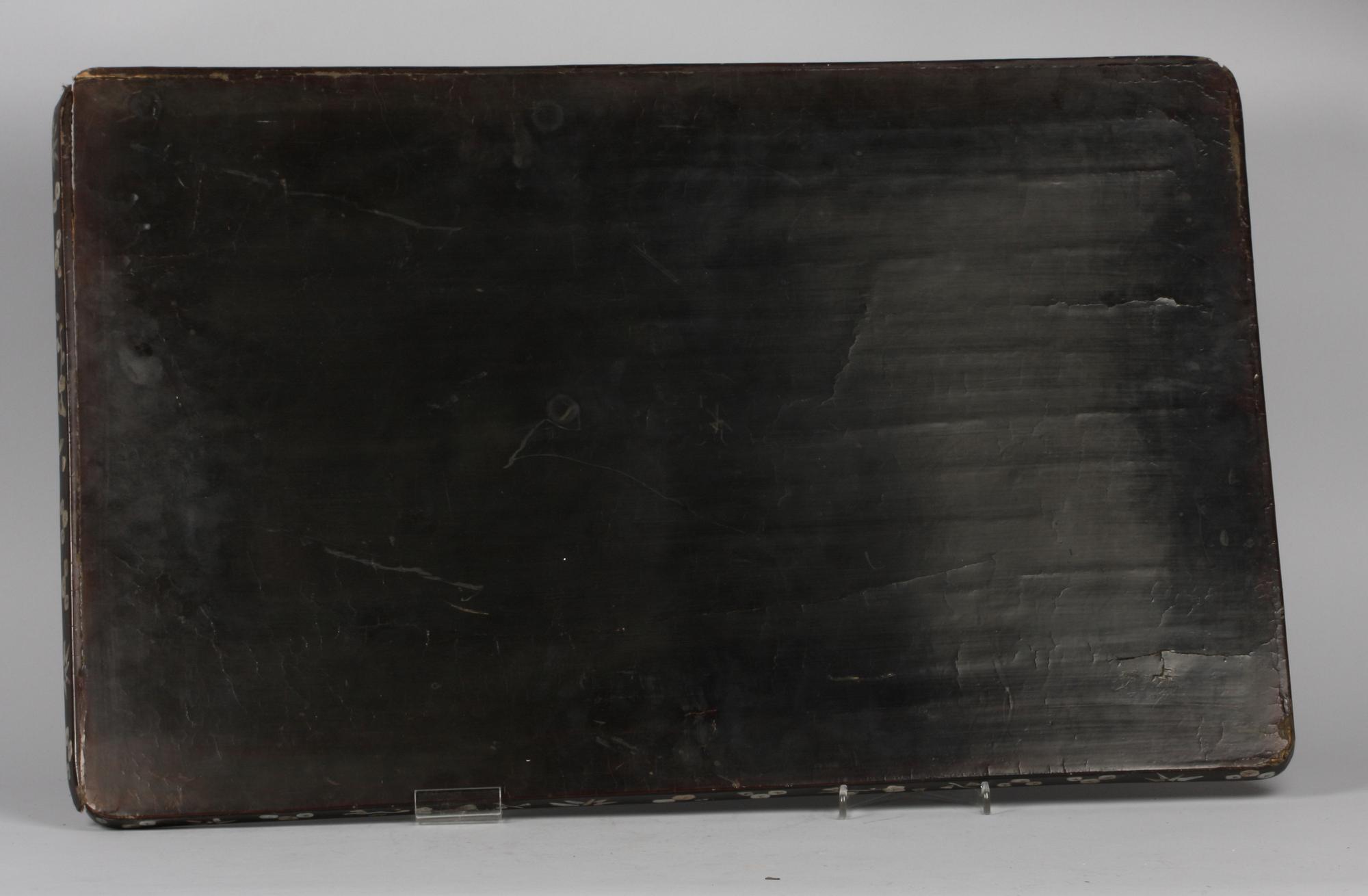 BRICKA, lack och pärlemor. Kina 1800-tal.