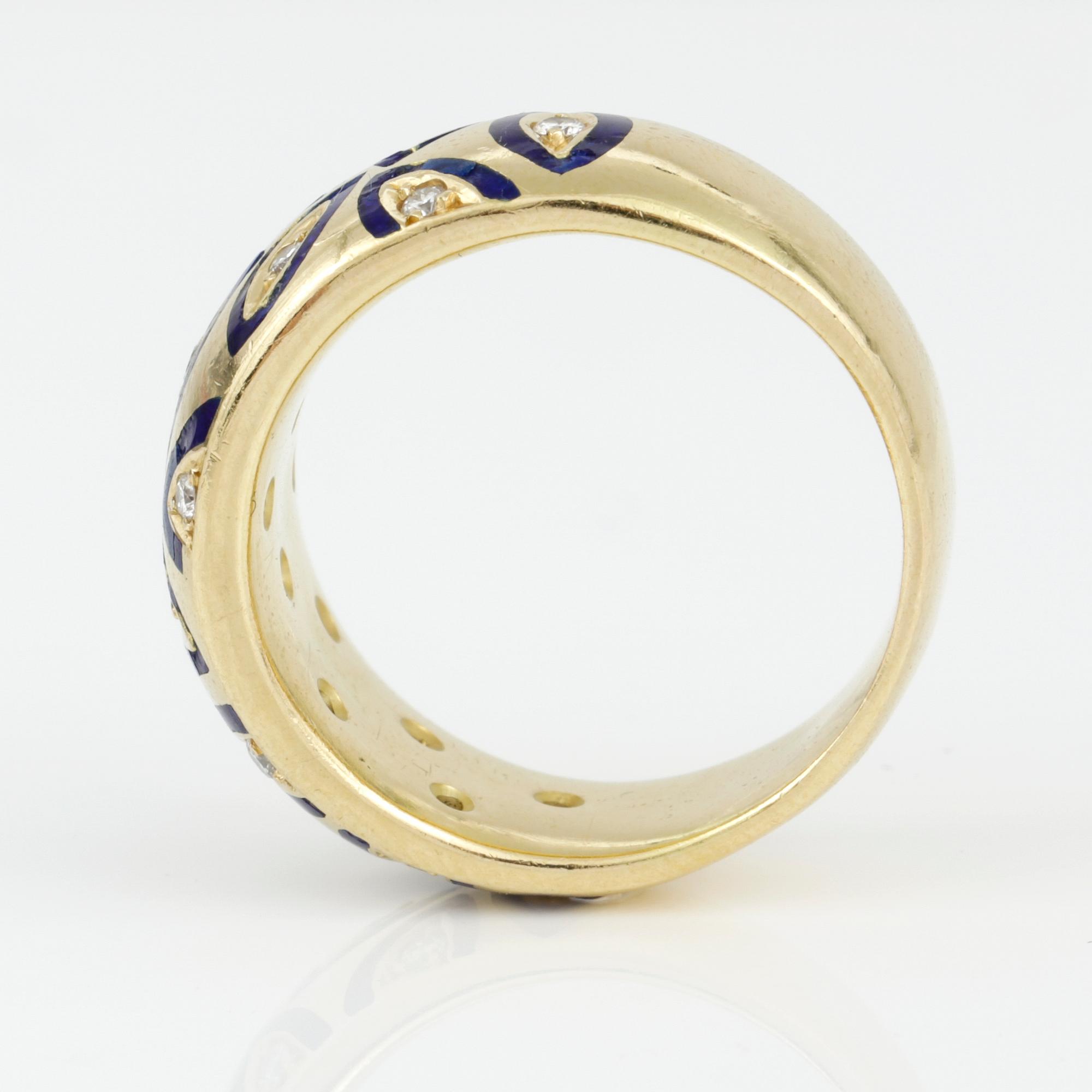 RING, 18K guld, emalj och diamanter. Vikt ca 16g.