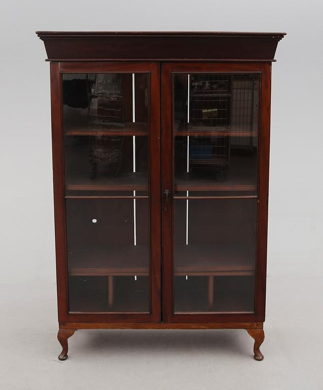 BOKSKÅP, England, 1900-talets första hälft.