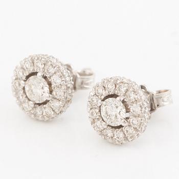 Örhängen med briljantslipade diamanter, totalt 0,86 ct.