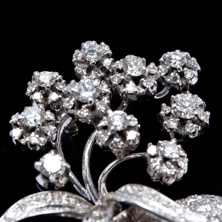 BROSCH, 14k vitguld, briljantslipade samt åttkantslipade diamanter ca 1.30 ct, Alessandria, Italien. Vikt ca 11 g.