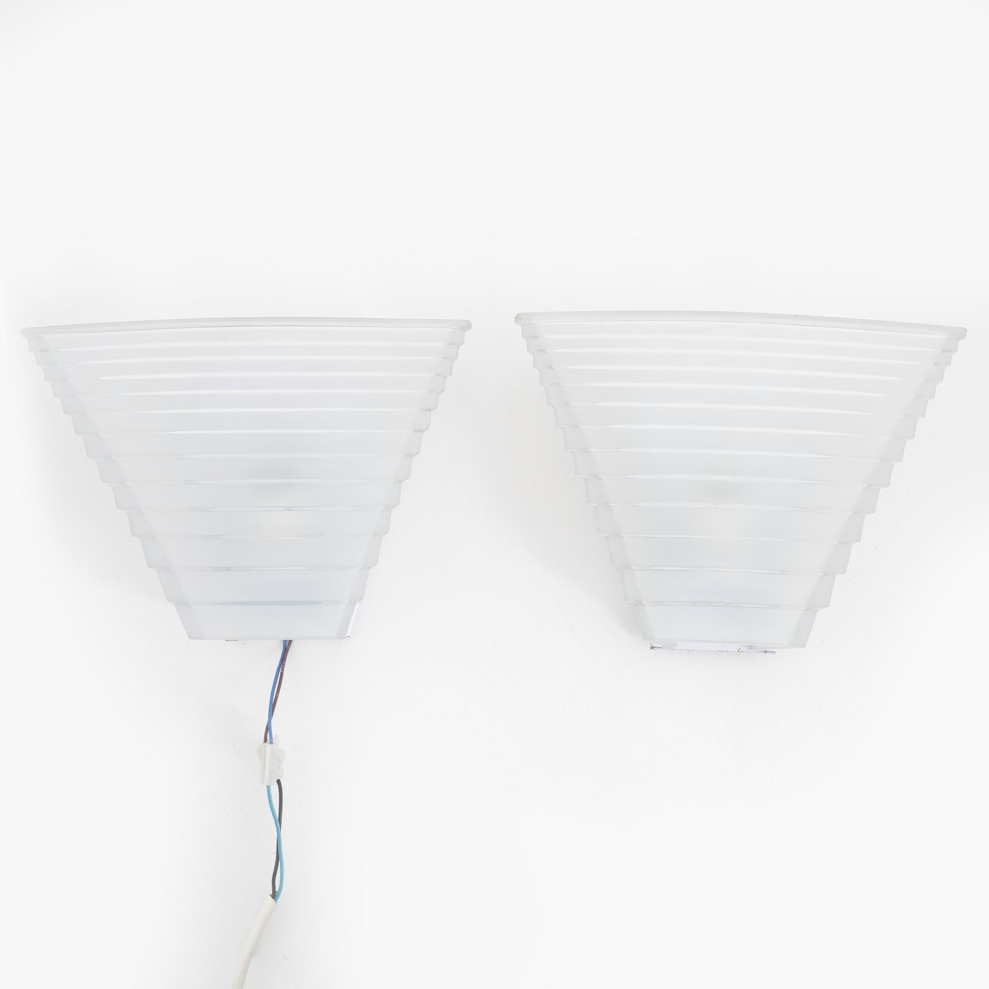 Angelo Mangiarotti, a pair of 'Pergamo 30' wall lights, Artemide, Italy.