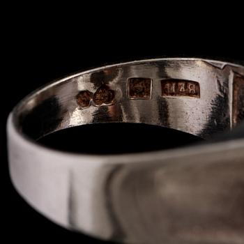 RING, silver med fasettslipad lila pastesten, Bengt Hallberg, Köping, 1963. Vikt 5 g.