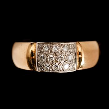 RING, 18 k guld/vitguld, 10 briljantslipade diamanter. Total vikt ca 8 gr.