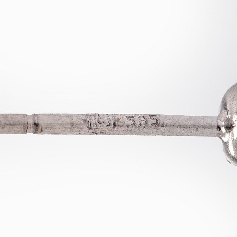 Korvakorut, 14K kultaa ja briljanttihiotut timantit.