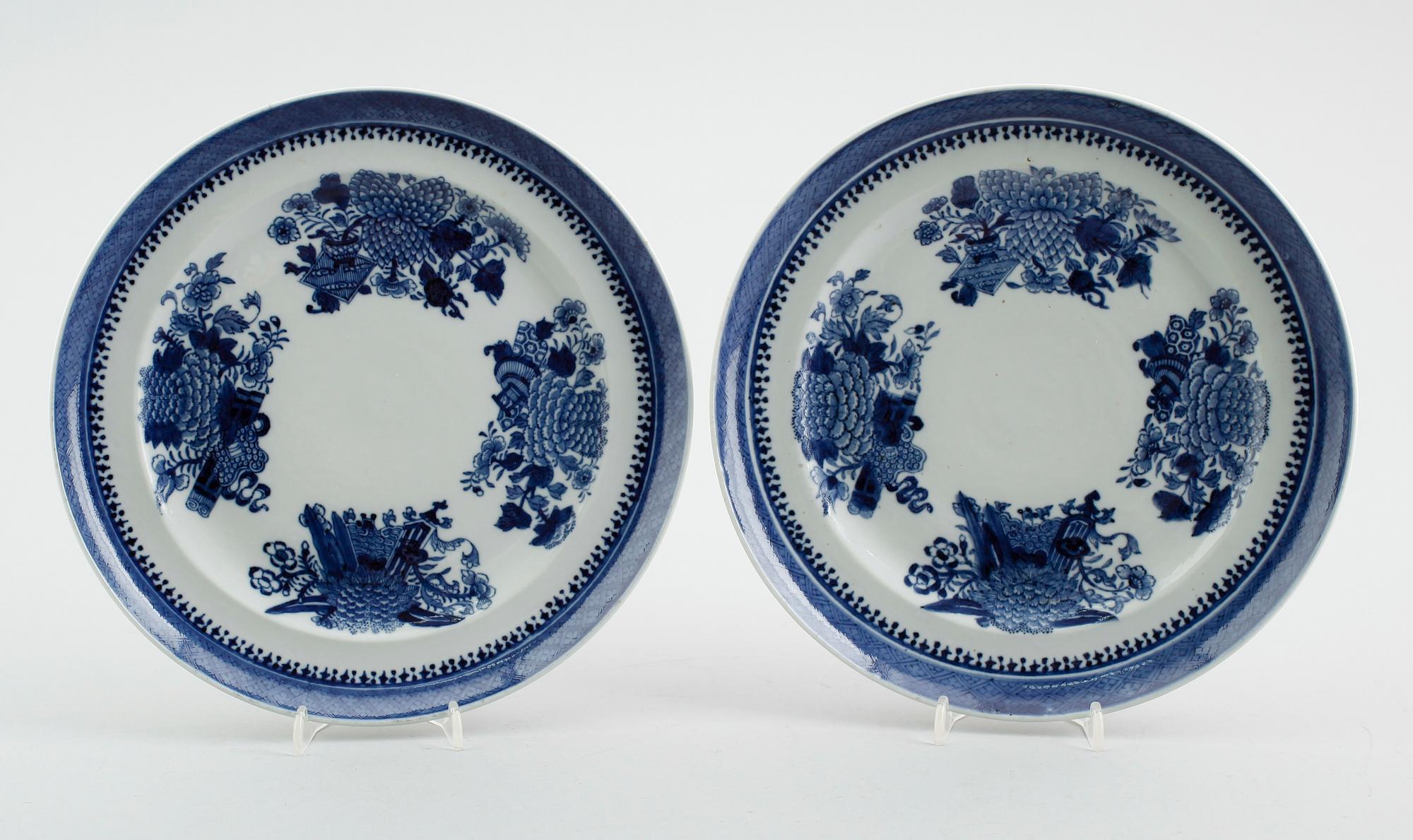 TALLRIKAR, 1 par, porslin, Kina, 1800-tal.