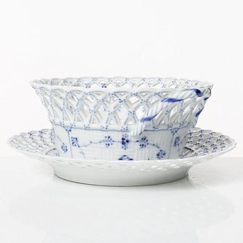 Royal Copenhagen, gallerskål med fat, "Musselmalet", Danmark, 1889-1922.