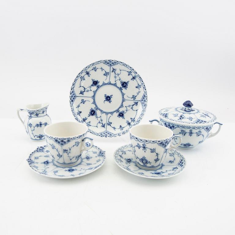 Servis 87 dlr, "Musselmalet - whole and half blonde", Royal Copenhagen Denmark porcelain.