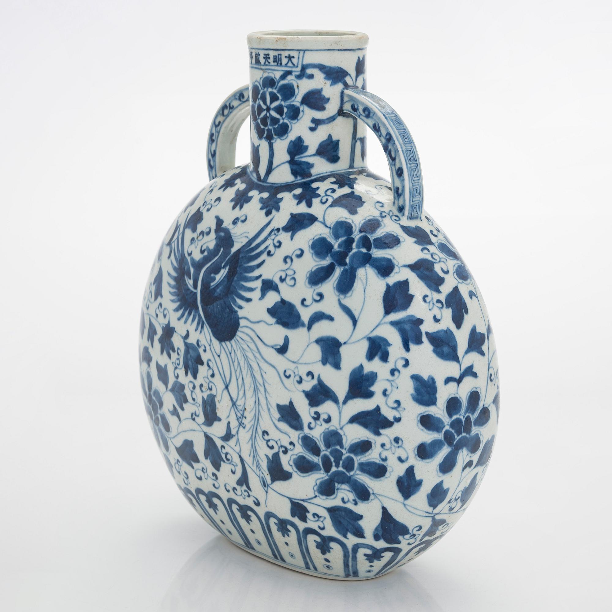 A blue and white flattened pilgrim vase, China, 20th century.