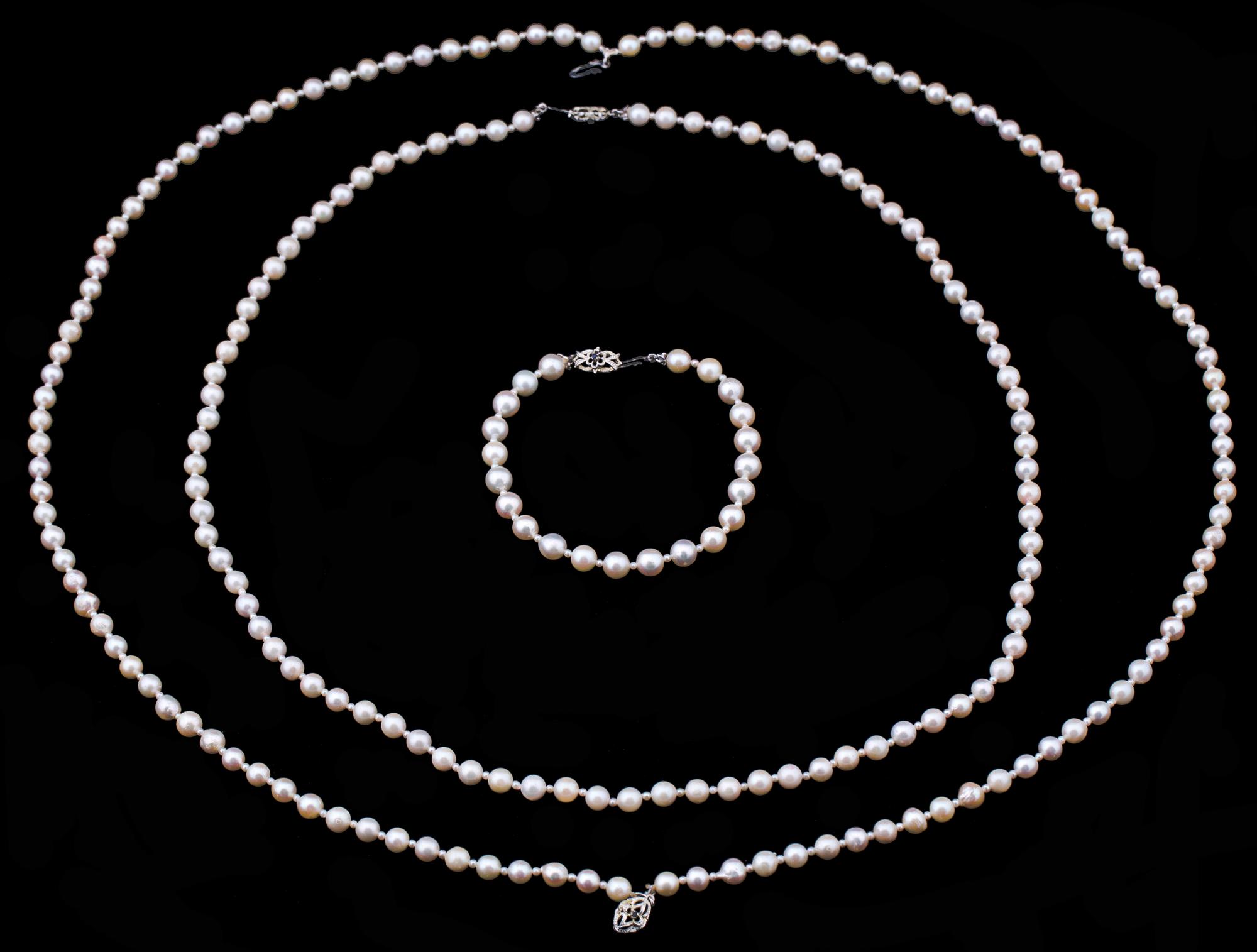 GARNITYR, pärlcollier 2 st samt pärlarmband, odlade saltvattenspärlor med silverlås.