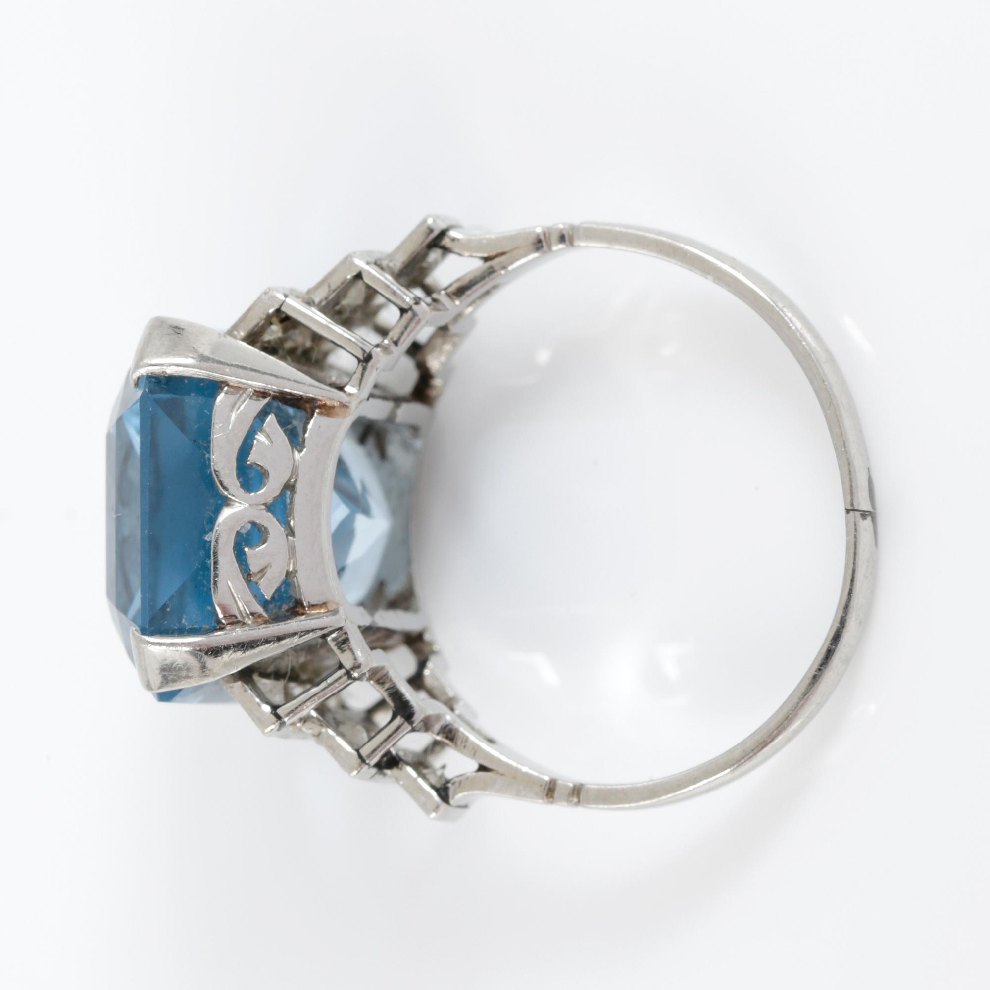RING, med syntetisk spinell 14 K vitguld. Totalvikt ca 13 gram.