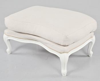 FÅTÖLJ samt FOTPALL, rokokostil, 1900-talets andra hälft.