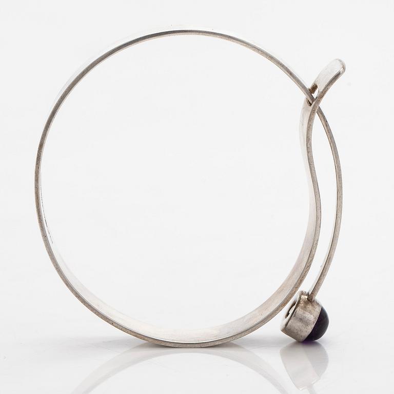 Elis Kauppi, rannekoru, hopeaa ja ametisti. Kupittaan Kulta, Turku 1959.