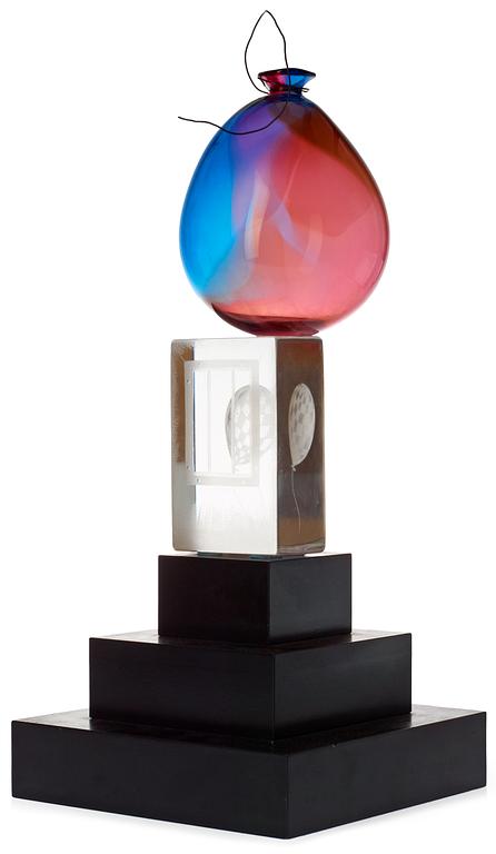 A Kjell Engman glas sculpture by Kosta Boda, 1988.