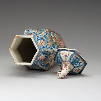 A finely painted famille rose jar with cover, Qing dynasty, Qianlong 1736-1795).