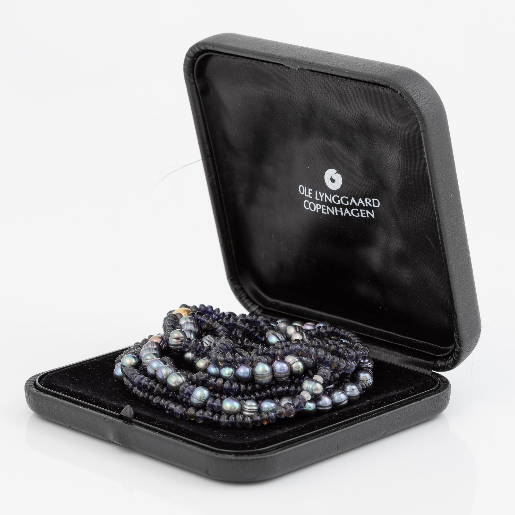 An Ole Lynggaard clasp 18K gold with five-row collar.