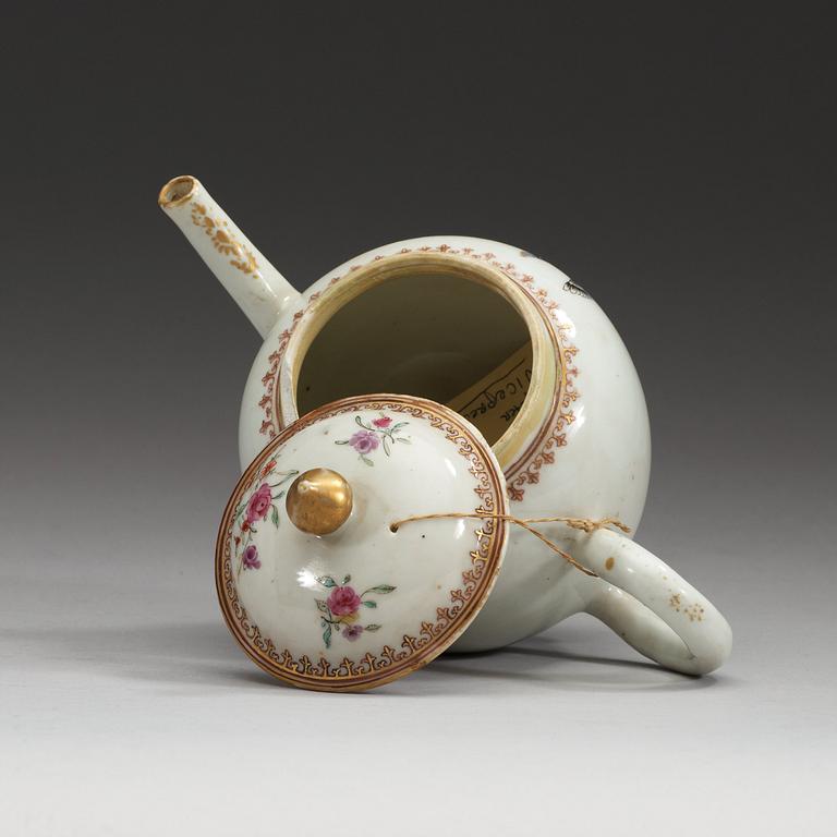 An Armorial famille rose teapot with cover, Qing dynasty, Qianlong (1736-95).