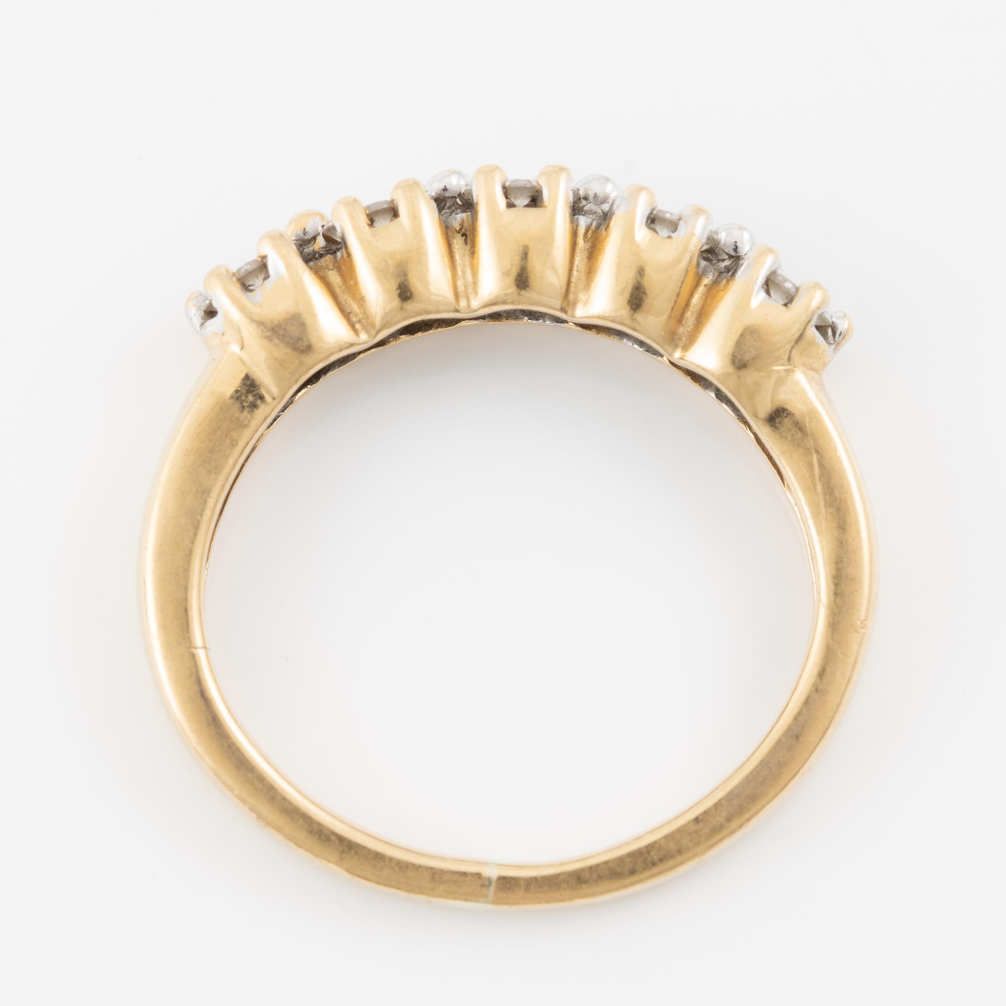 Ring in 18K gold set with small brilliant-cut diamonds.