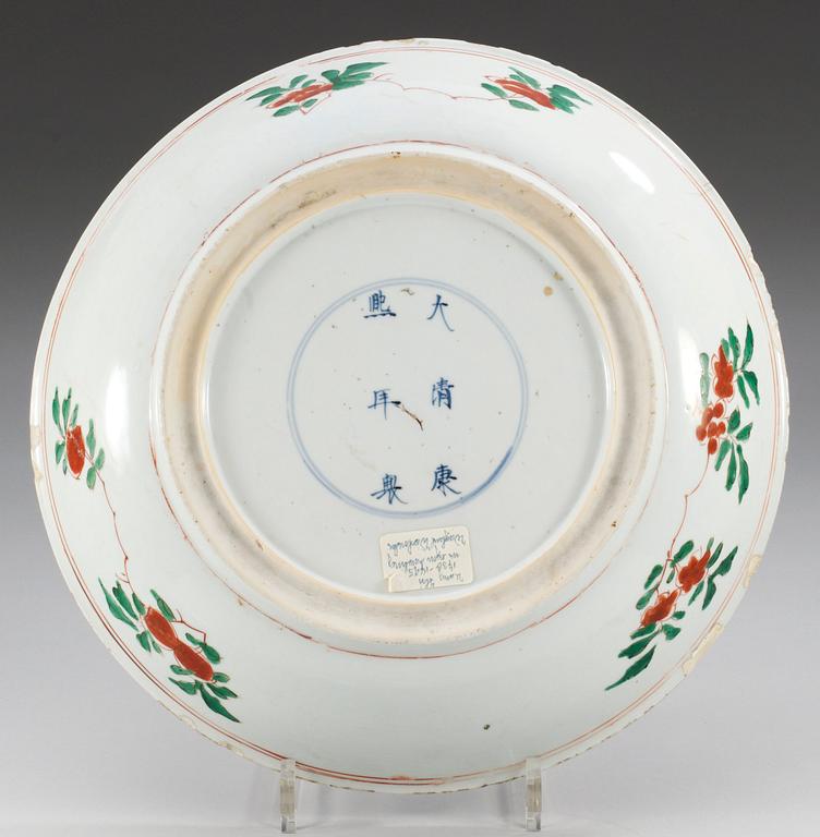 SKÅLFAT, porslin. Qing dynastin, med Kangxis sex karaktärers märke och period (1662-1722).