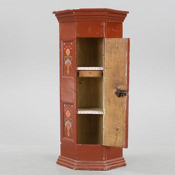 HÖRNSKÅP, allmoge, 1800-tal.