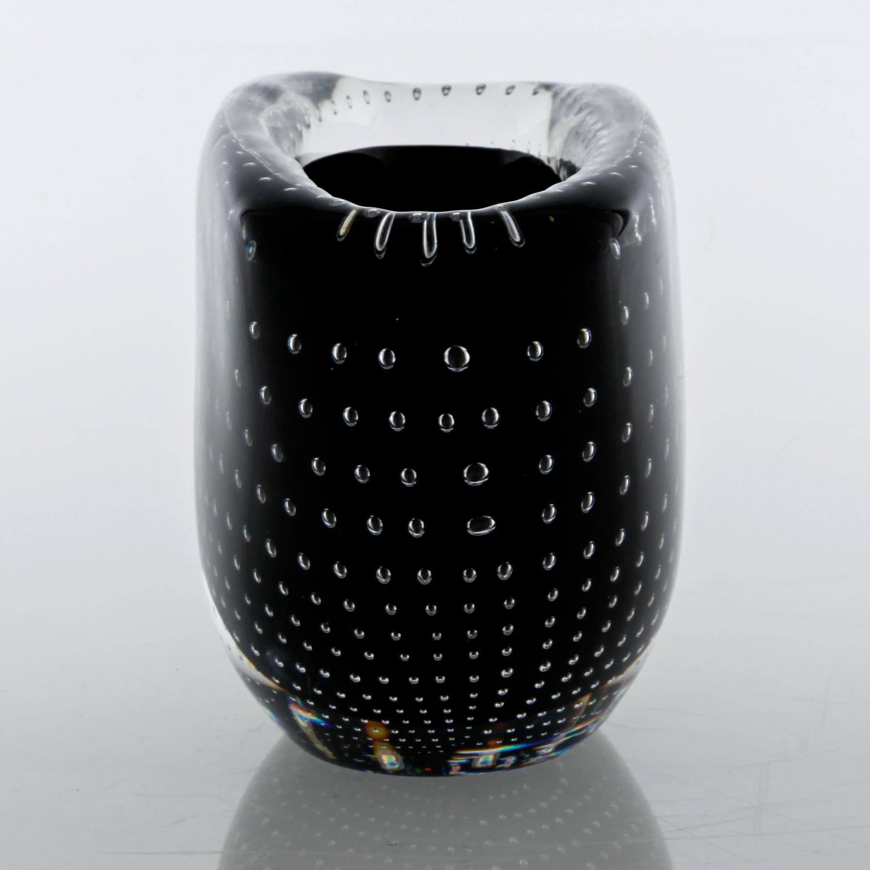 VICKE LINDSTRAND, vas, glas, Kosta, signerad.