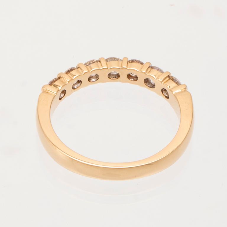 Ring halvallians 18K guld med runda briljantslipade diamanter.