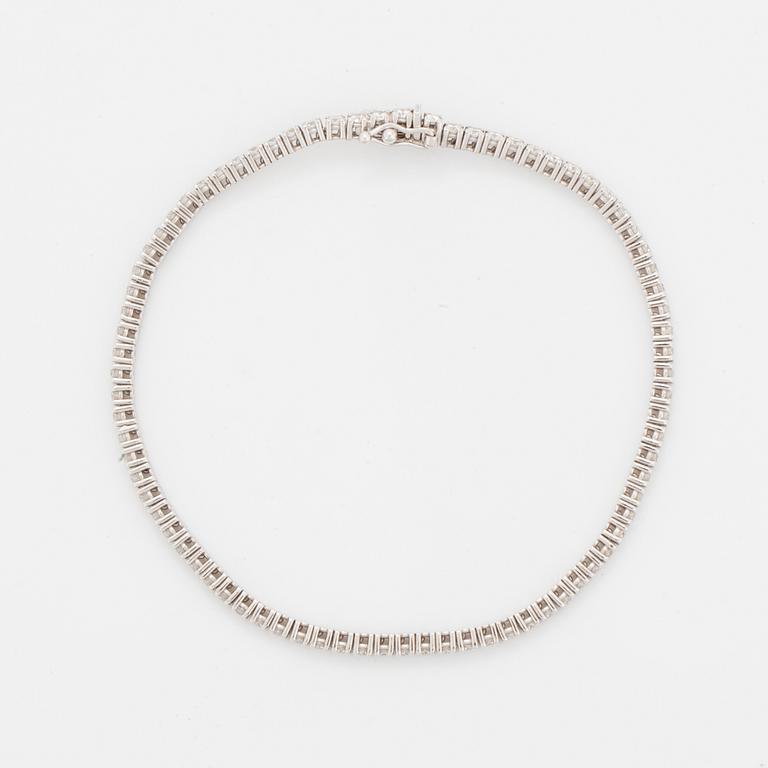 Tennisbracelet with brilliant-cut diamonds.