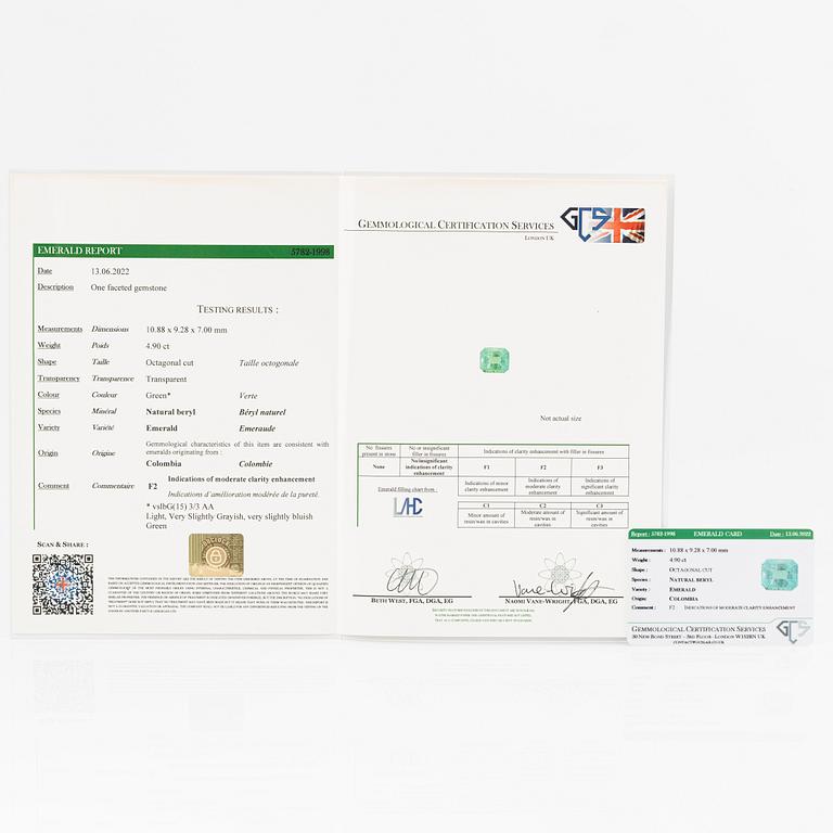 Ring 18K guld och vitguld med smaragdslipad smaragd och trapetsslipade diamanter.