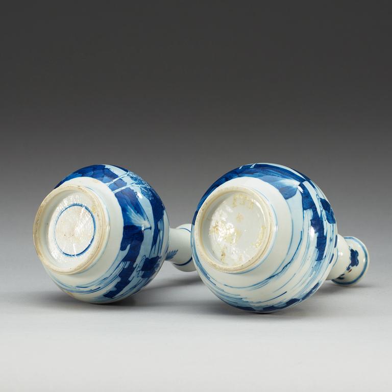 A pair of blue and white vases, Qing dynasty, Kangxi (1662-1722).