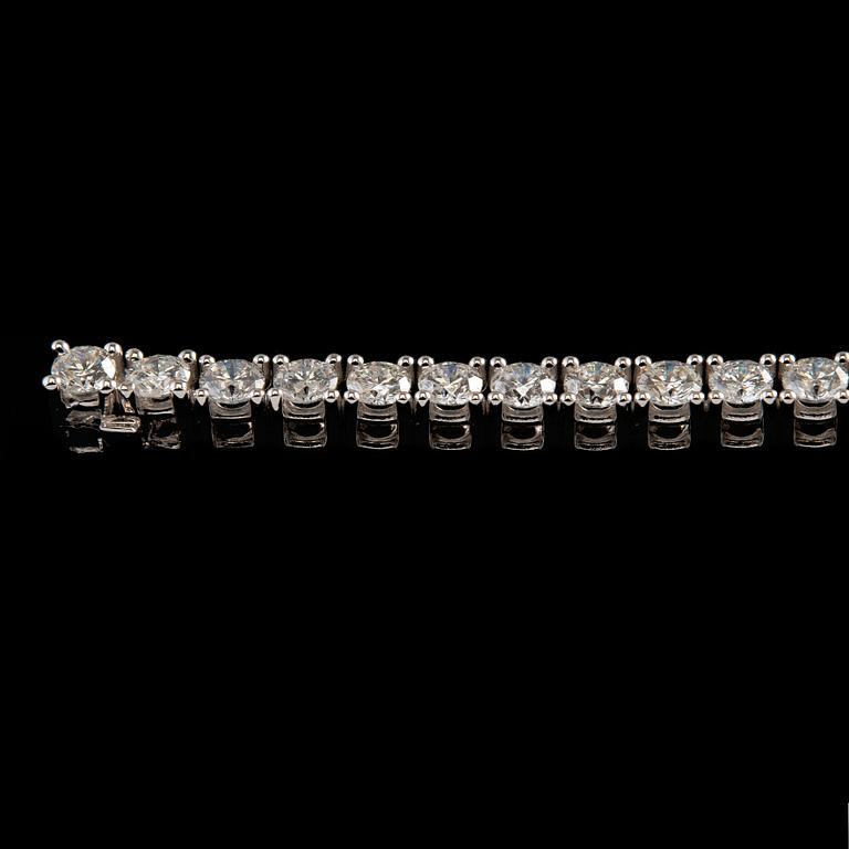 RANNEKORU, briljanttihiottuja timantteja n. 5.60 ct TW/vs-si. 18K valkokultaa. Pituus n. 18 cm, paino 13,6 g.
