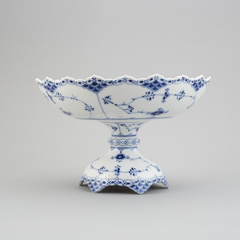 Royal Copenhagen, a porcelaine bowl, Musselmalet, number 1/634.