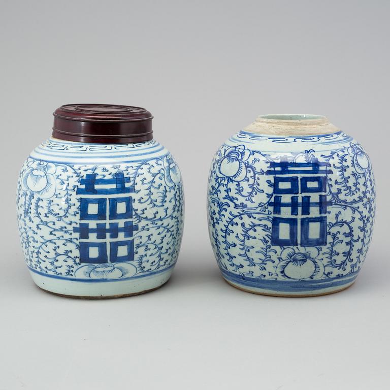 Two Chinese blue and white porcelain ginger jars, late Qing dynasty (1644-1912).