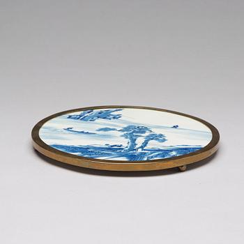 PLAKETT, porslin. Qingdynastin, 1700-tal.