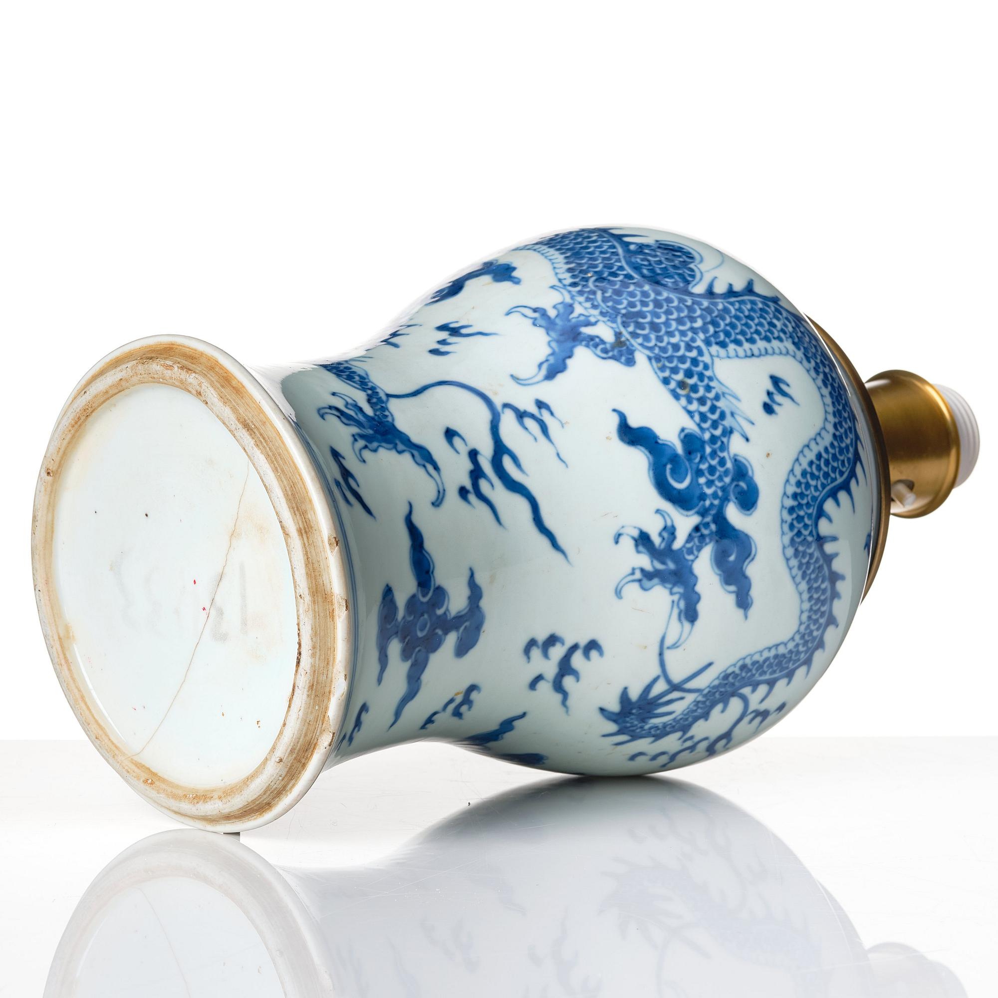 A blue and white Transitional vase, 17th Century.