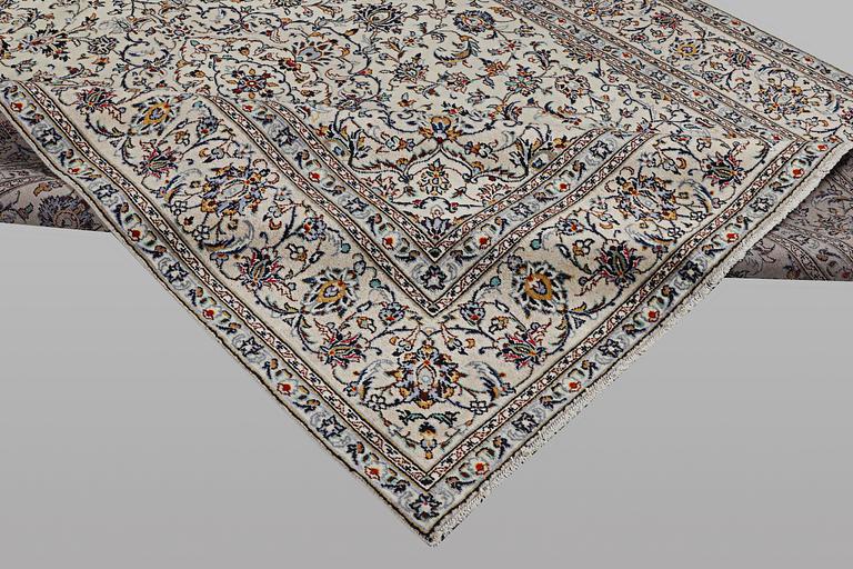 A carpet, Kashan, ca 345 x 238 cm.