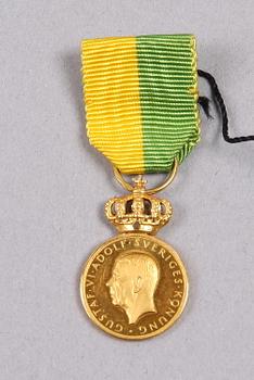 MEDALJER, 2 st, guld 18-23 K, "Kungl Patriotiska sällskapet". Vikt ca 40 gram.