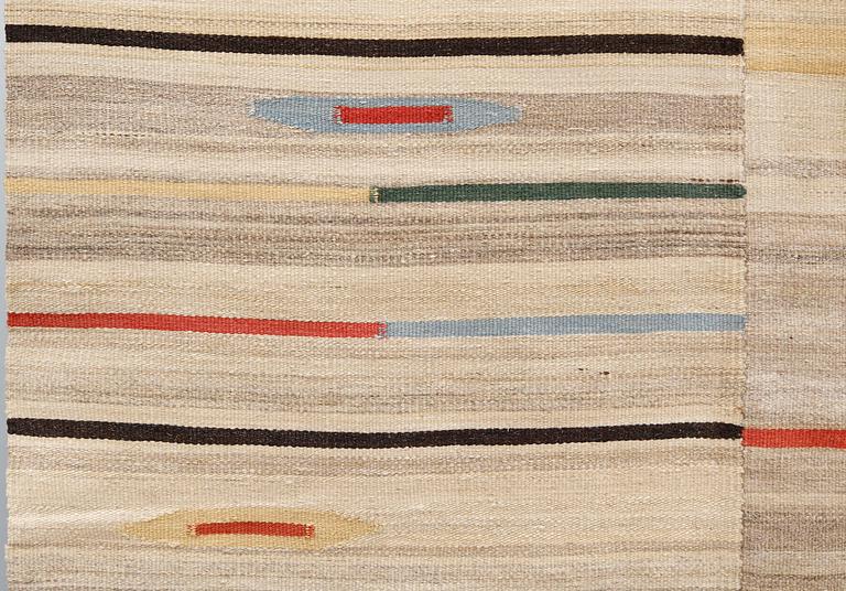 Matta, orientalisk slätväv, ca 315 x 222 cm.