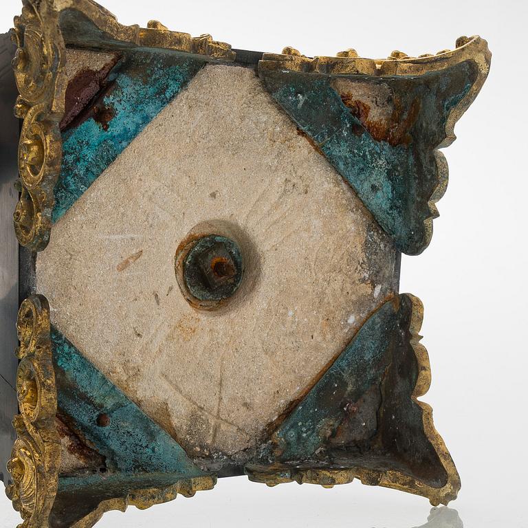 A pair of 19th century urns.