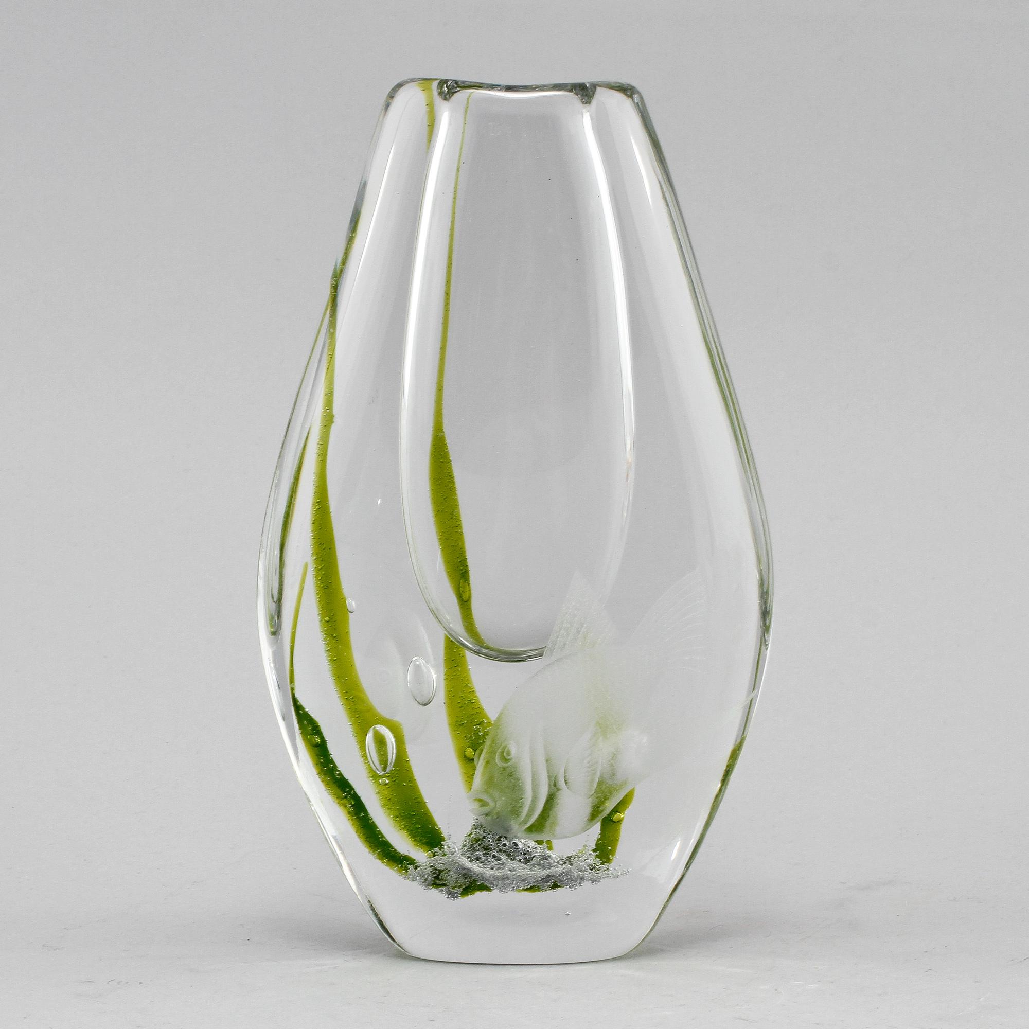 VAS, glas, Vicke Lindstrand, Kosta, signerad och numrerad 2G350, 1900-tal.