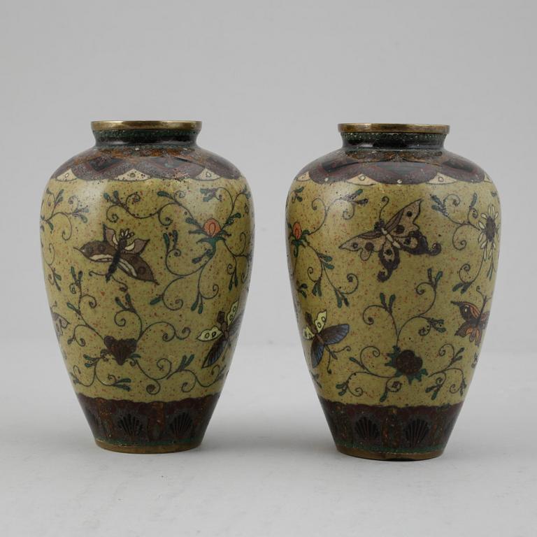 A pair of Japanese cloisonné vases, Meiji period (1868-1912).