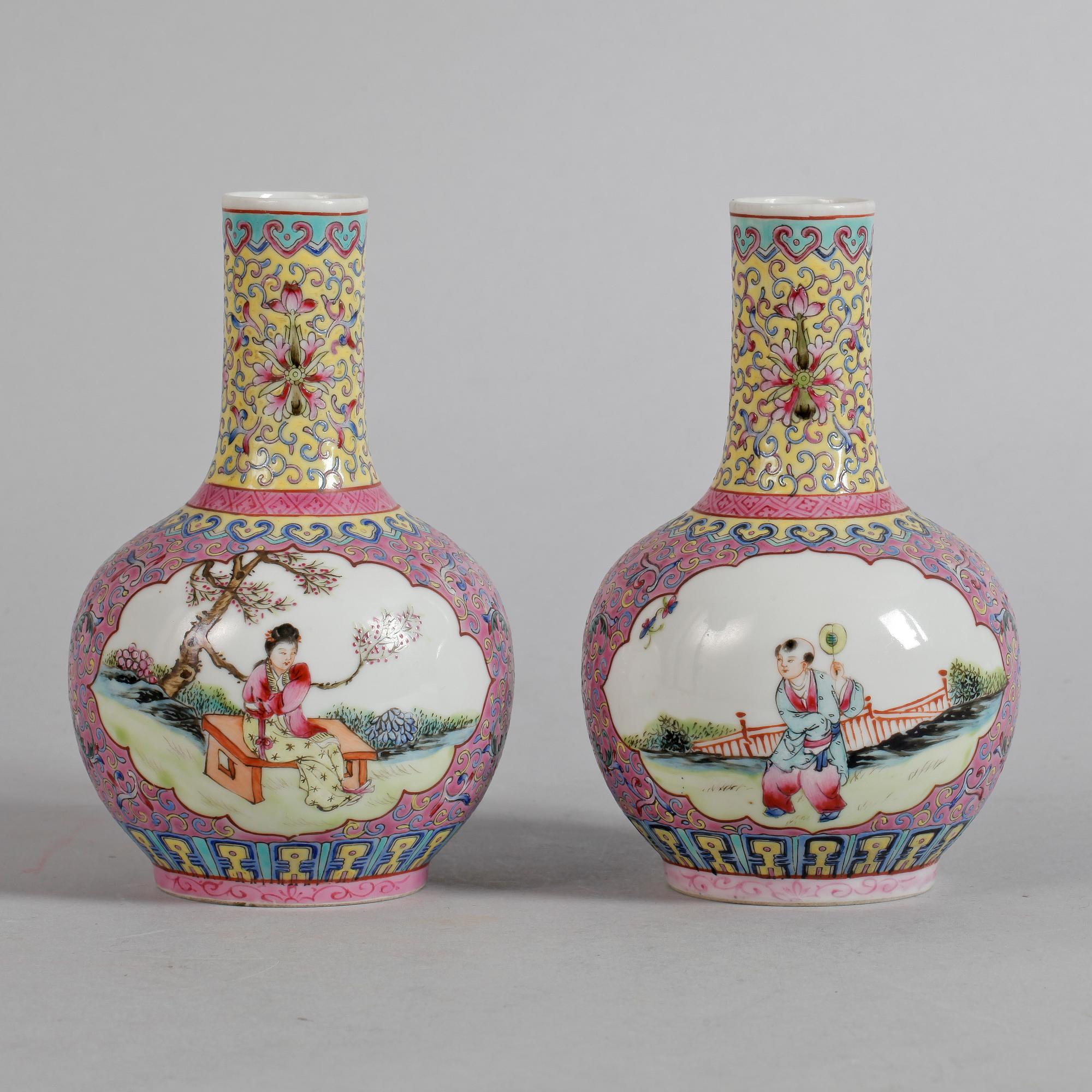 VASER, ett par, porslin, Kina, 1900-tal.