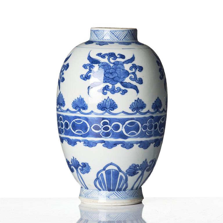 Urna, porslin. Qingdynastin, Kangxi (1662-1722).