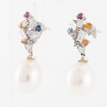 Örhängen, ett par, 18K vitguld med odlade sötvattenspärlor, flerfärgade safirer och diamanter.
