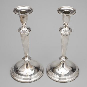 LJUSSTAKAR, ett par, silver, 
John Scofield, London, 1798.